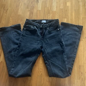Svarta jeansbyxor från Grunt - Fina svarta bootcut jeans från kidsbrandstore från märket Grunt. Så fina och säljer pga blivit för små. Storlek 25 så skulle säga ungefär 146-152. Köpta för ungefär 600kr. Pris går att diskutera lite.
