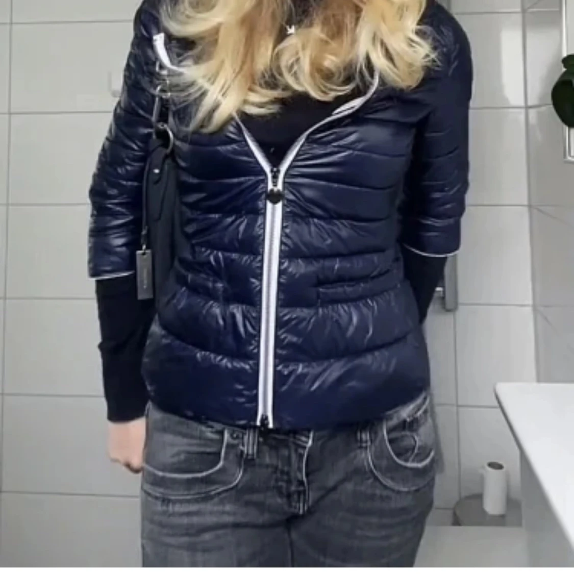 Mörkblå pufferjacka med dragkedja