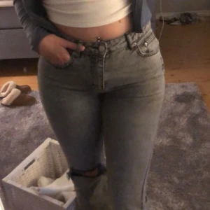 Jeans Gina Tricot - Supersnygga jeans som tyvärr blivit för små för mig (därav har jag inga bättre bilder med dom på). Liten repa på benet (se bild 3), men inget man direkt tänker på eftersom jeansen har lite slitna detaljer. Dom är midwaist, flare och långa i benen.