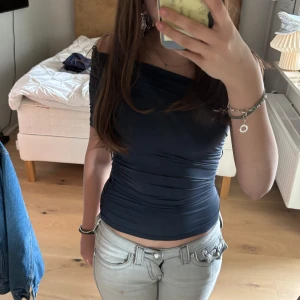 Mörkblå offshoulder topp - Ass Snygg mörkblå offshoulder topp från Zara, säljer för den e lite för liten på mig och används då inte!😜