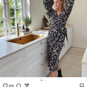 Svartvit omlottklänning från Neo Noir - Säljer en elegant svartvit omlottklänning från Neo Noir med grafiskt mönster ”Onassis Graphic Wrap Dress”. Klänningen har långa ärmar och ett knytband i midjan för en smickrande passform. Perfekt för en stilfull look!