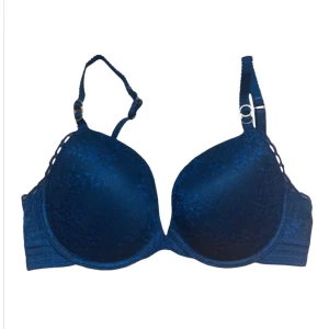 Mörkblå spets-bh från Stella McCartney strl 65E - Säljer en elegant mörkblå bh från Stella McCartney med spetsdetaljer. Bh:n har justerbara axelband och en klassisk hakknäppning bak. Endast använd 1 gång. Första bilden är på samma modell (men mindre storlek) för att visa hur den sitter på.