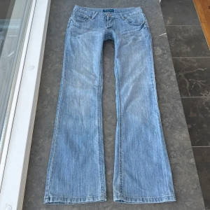 Lågmidjade jeans  - Så snygga jeans som tyvärr inte passar mig och har därför ingen bild på! Midjemått tvärsöver: 40cm Midjehöjd: 19cm Inerbens längd: 82cm💓
