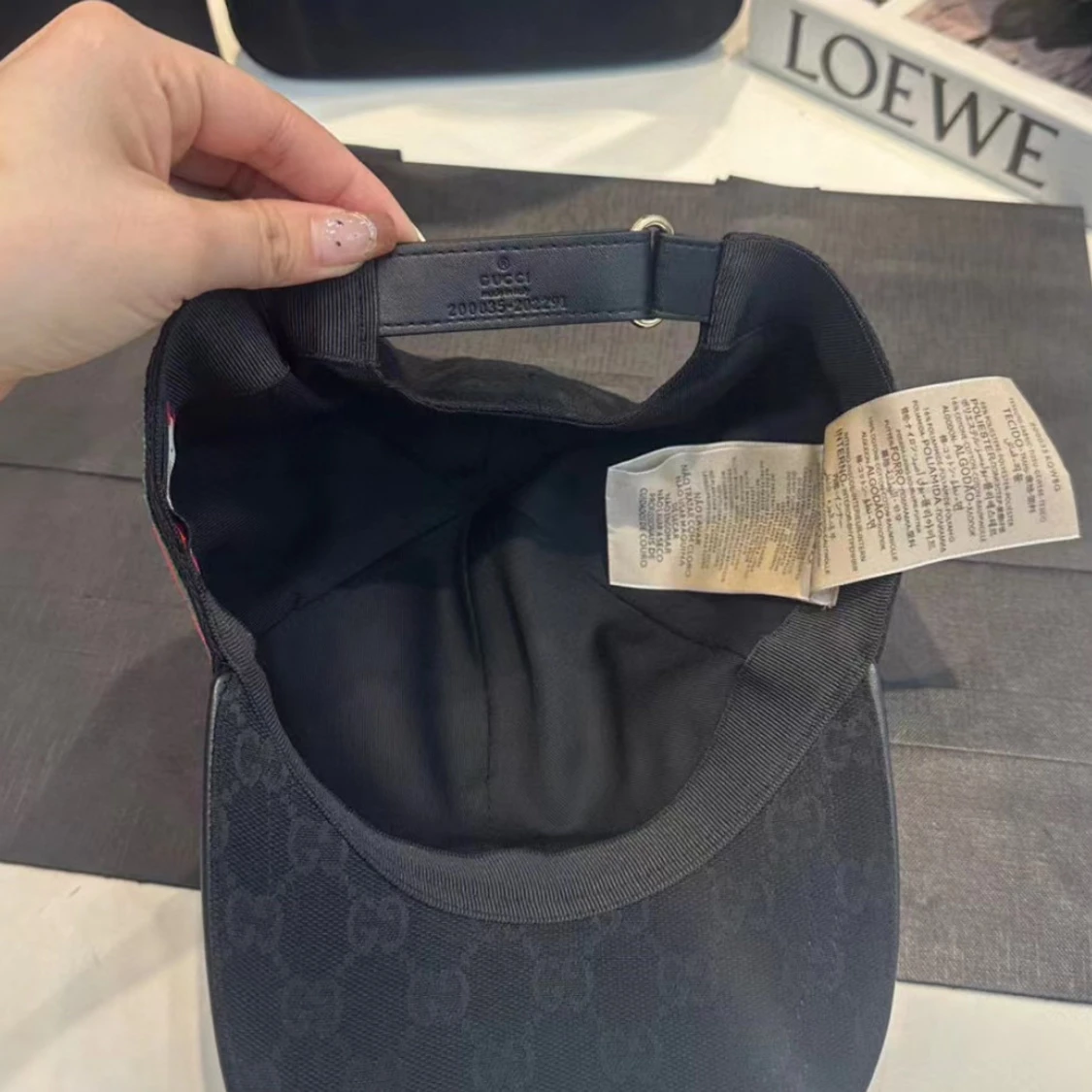 Svart gucci keps med mönster och ränder - 3