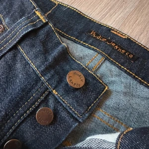 Nudie jeans - Mörkblåa jeans från Nudie i den trendiga slim fit modellen ”grim tim”. Storleken är W31 L34 men jag skulle säga att de passar runt W30 L32. Tveka inte på att kontakta mig om du har frågor! Priset är inte hugget i sten!