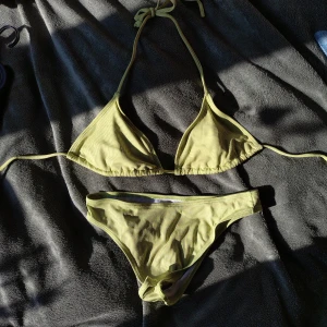 ljusgrön ribbad bikini med knyt - ljusgrön bikini i storlek M, PM för frågor å fler bilder 