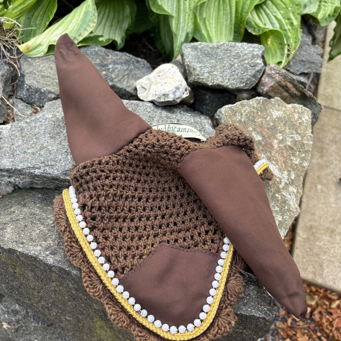 Brun virkad ridmössa med pärlor