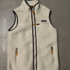Pantagonia väst - Tja, säljer denna snygga fleece väst som har snygga blåa detaljer vilket blir perfekt nu till hösten! |Storleken är i xs |                           kontakta mig vid frågor 🤩🙌