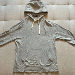 Grå hoodie från Polo Ralph Lauren - Snygg grå hoodie från Polo Ralph Lauren. Priset är ej hugget i sten! Tveka inte att skriva vid funderingar🤝