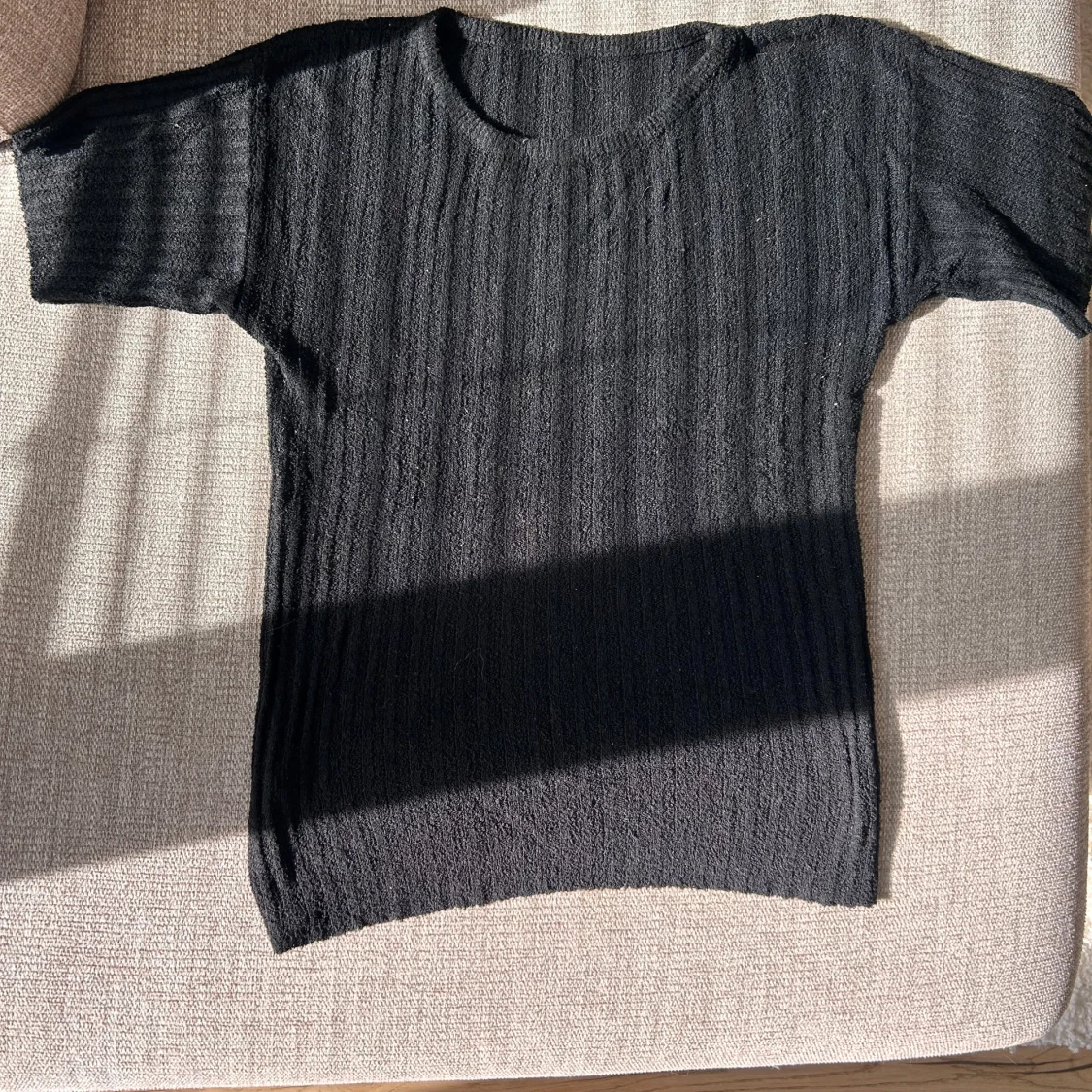 Svart ribbad stickad T-shirt  - 1