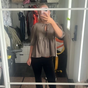 Blus  - En fin blus från lager157 med prislapp fortfarande på. Den är tyvärr inte min stil den är bara testad och är i storlek S 