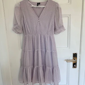 Ljuslila klänning från Vero Moda - Säljer den ljuslila klänningen från Vero Moda i storlek XS. Använd 1-2 gånger💕