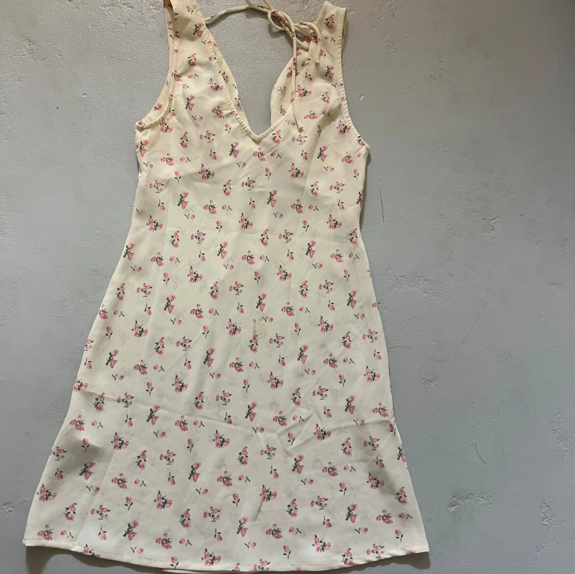 Blommig ljus kortklänning med snörning - 3