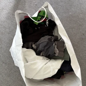 33 klädesplagg bland annat hoodies t shirts långsrmar underställ shorts ca trorlek 140  - Säljer mina kläder som jag har växt ut. väldigt fina och bra kläder.