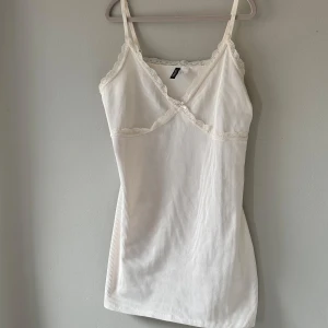 Ribbad klänning XL - Klänning med fina detaljer vid byst, figurnära och justerbara axelband. Knappt använd.