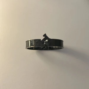 H armband  - Fett h armband som är nytt och bara använd ett fåtal gånger 
