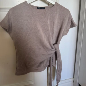 Beige knyt-topp från Zara - Superfin trendig tröja från Zara som inte säljs längre. Den är endast använd 2 gånger och är i mycket bra skick! ❤️I storlek S