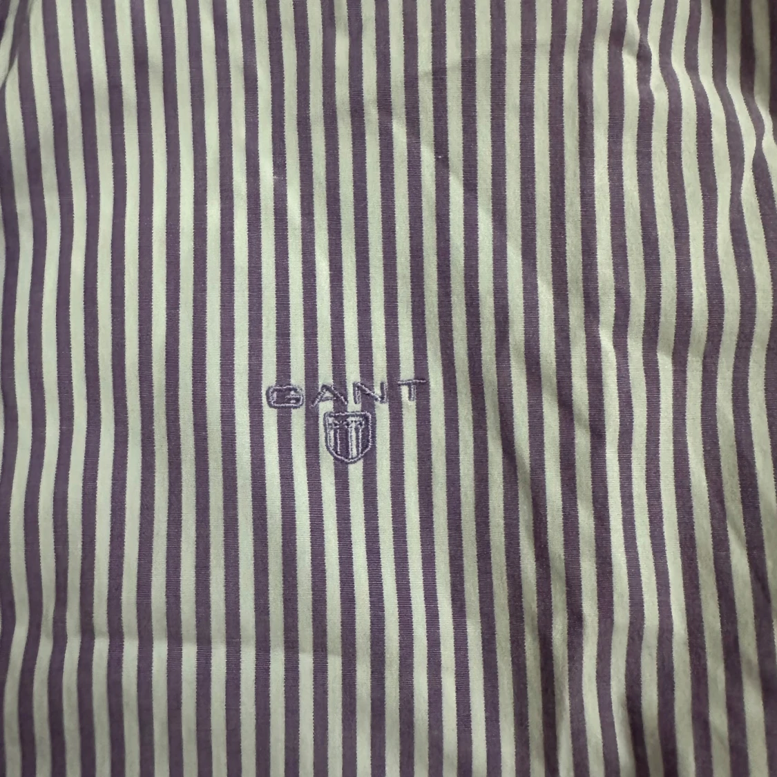 Lila och vit randig skjorta från GANT - 1