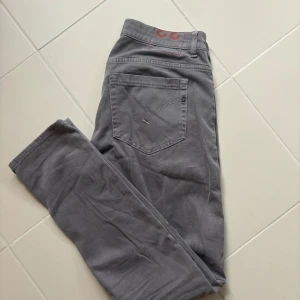 Dondup jeans  - Kap! Gråa Dondup George i nyaste modellen och toppen skick säljes i storlek w33 (midjemått på 84 cm). Sprillans nya oanvända jeans och tveka inte vid minsta fråga eller fundering!