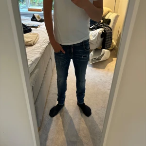 Dsquared2 jeans - Storlek: 14y sitter ungfär som w29.                                              Fint skick                                                                                                Finns tyvärr inget kvitto.                                                                   Pris går att diskuteras 