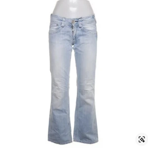 Ljusblåa pepe jeans - Säljer dessa jättejättefina, ljusblåa pepe jeans i storlek W26 L32🩷De är bootcut och lågmidjade, köpta på Sellpy men passade tyvärr inte mig’’ väl omhändertagna men kan ha tecken på användning🥰