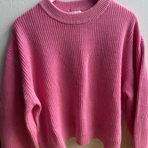 Rosa stickad tröja - En superfin rosa stickad tröja. Tröjan är L men passar mig som vanligtvis har s/m med en loose passform och är ribbstickad för en extra mysig känsla. Perfekt att slänga på sig när det är lite kyligare ute.🩷