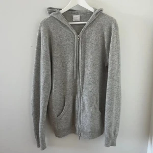 John Henric Kashmir hoodie - Säljer denna kashmir hoodien från John Henric i 100% cashmere. Storlek M och i skick 10/10. Kan gå ned i pris vid snabb affär. Kontakta mig om du har några frågor 😀