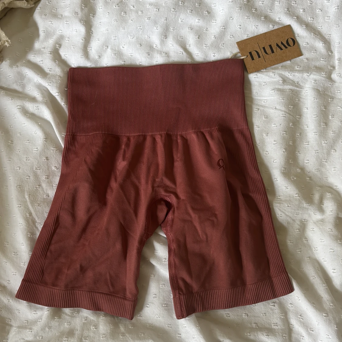 Rostbruna seamless shorts från Numo