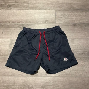 Moncler Shorts - Jag säljer nu mina moncler badshorts då jag inte använder de. Shortsen har en liten skada, men ingen skada som syns vid användning (slide 3). Har ni några funderingar är det bara att fråga!!
