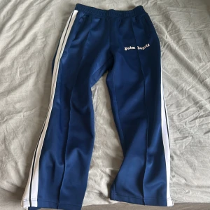 Palm angels byxor - Säljer mina Palm angels byxor då dom inte kommer till användning, köpta på nk gbg, priset är lågt för de är ett litet hål i höger ficka, annars bra skick!