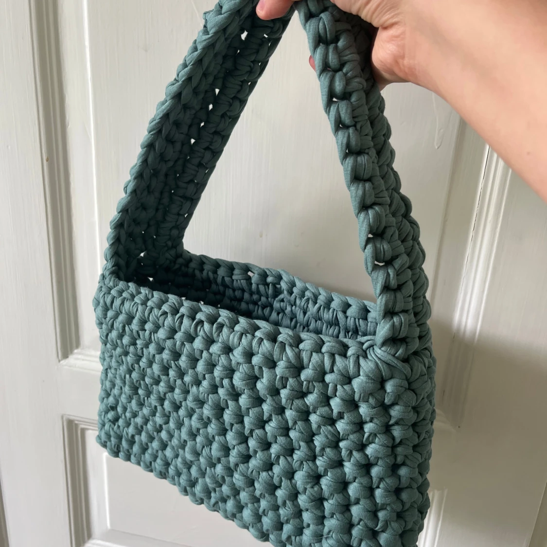 Handgjord stickad axelväska i blått - 1