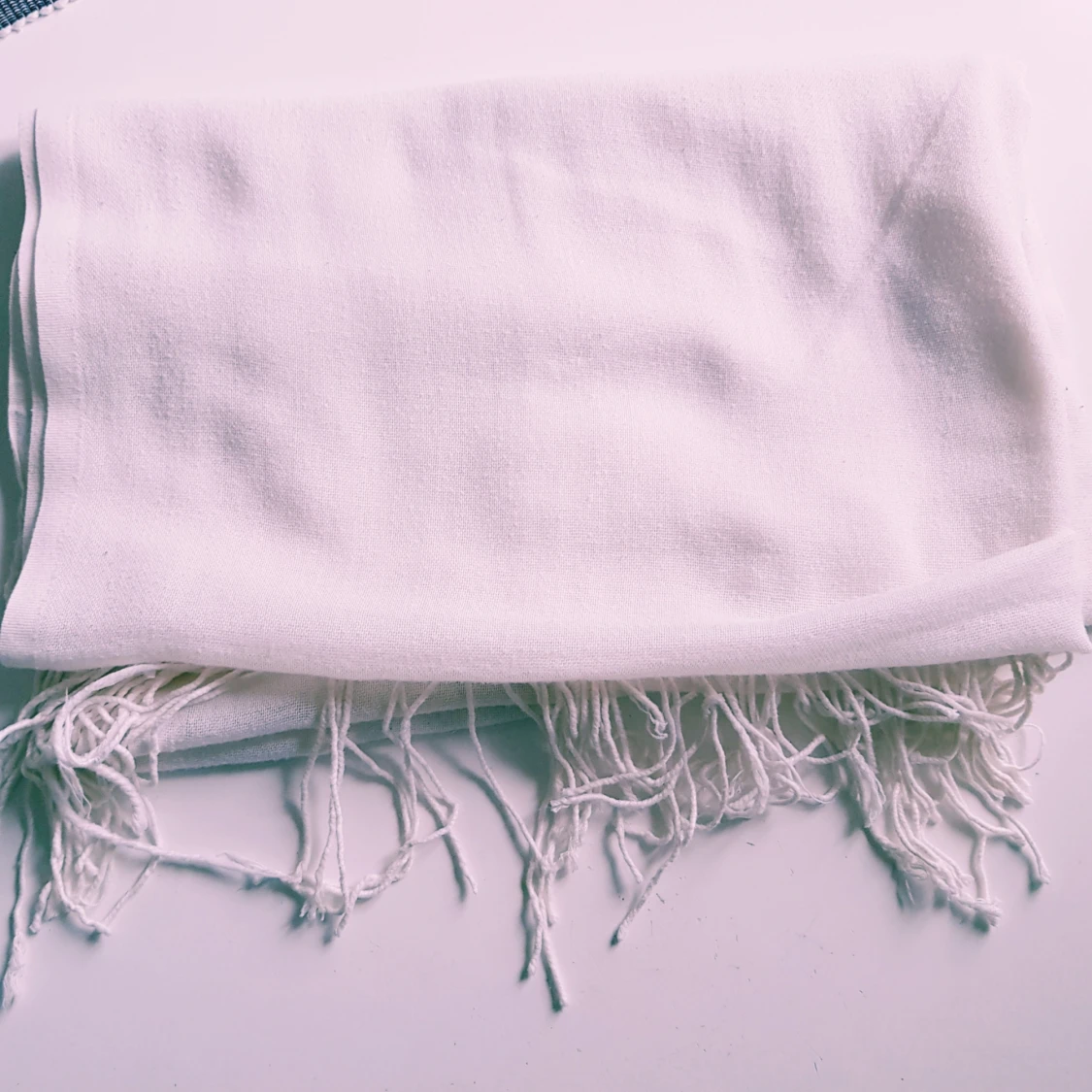 Vit halsduk med fransar