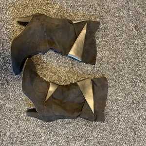 Svarta mocka boots med läder detaljer - Snygga svarta boots med hög klack och spetsig tå. Skorna har coola detaljer i både mocka och skinn. Dem är i storlek 41 men jag har 37-38 och är jättesköna att gå i