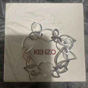 Armand  - As snyggt silver armband från kenzo. Köpt för ungefär 1500 men säljer billigare och pris kan diskuteras! Har även kvitto 