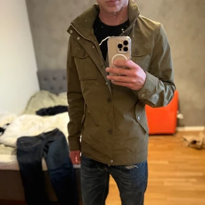 J Lindeberg jacka  - Fält jacka från J.Lindeberg, storlek S och schysst skick! Skriv vid frågor osv. 