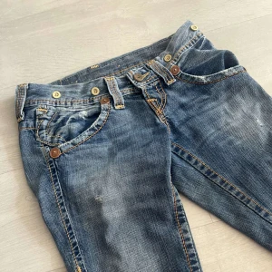 True Religion Jeans - Säljer min systers True Religion jeans! Nästan helt oanvända i väldigt bra skick. Passar om du är runt över 170! Mer frågor privat