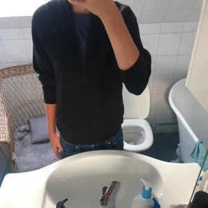 *HELT NY* Dressmann Cardigan - Tja, säljer en riktigt fet zip cardigan från Dressmann. Den är helt ny med prislapp på. Perfekt passform och riktigt skönt material. Hör av dig vid fundering!