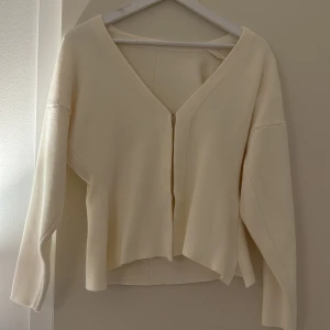 Beige kofta/tröja med v-ringning, storlek S - Jätte fin tröja/kofta från Shein, aldrig använd