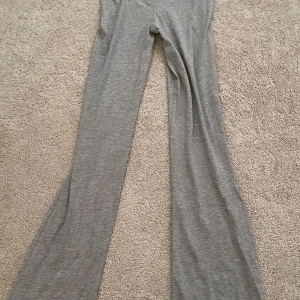 Grå bootcut byxor från lager 157, S - Säljer ett par grå bootcut byxor från lager 157 i mjukt och stretchigt bomullsmaterial. Byxorna har en riktigt skön passform med utsvängda ben och midja som sitter bekvämt. Perfekta för en chill och avslappnad stil.
