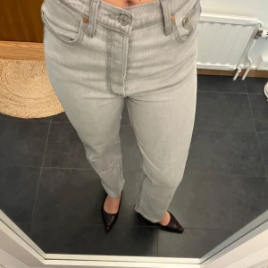 Levi's Ribcage Straight grå jeans - Snygga grå Levi's Ribcage Straight jeans med hög midja och raka ben. Använda 2 gånger, nypris 1299kr.