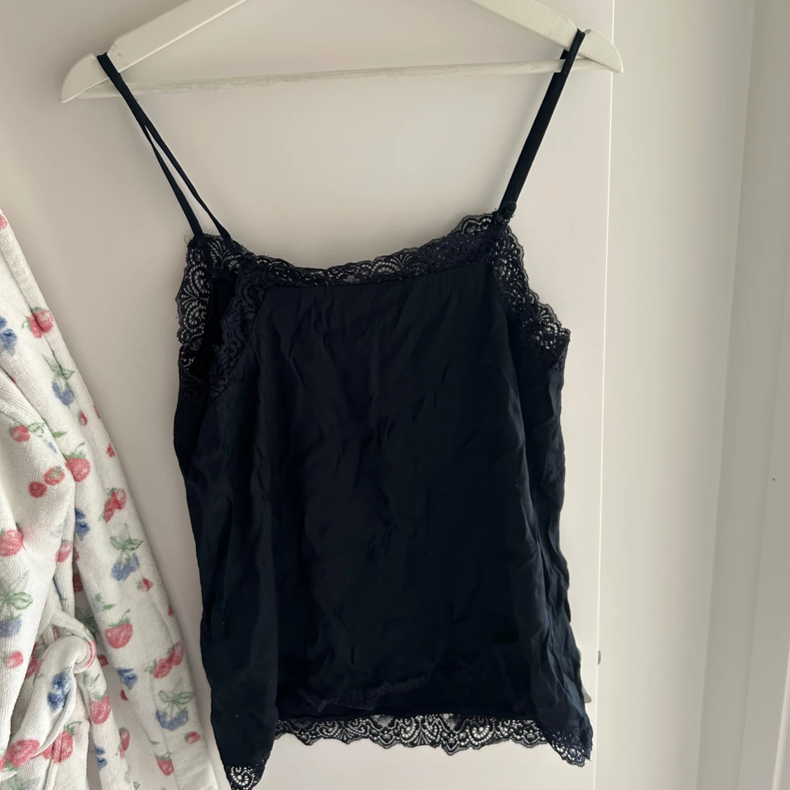 Blå linnetopp med spetsdetaljer - 1