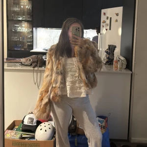 Fet pälsjacka i bruna och beige toner - Säljer en äkta pälsjacka som är väldigt fluffig och skön. Den är storlek 42 men passar också 38