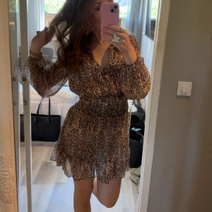 Leopardmönstrad Zara klänning - Säljer denna klänningen från Zara då den inte kommer till användning! Klänningen är i mycket bra skick och har endast använt den en gång. Säljer för 200 men priset kan diskuteras!💕💕