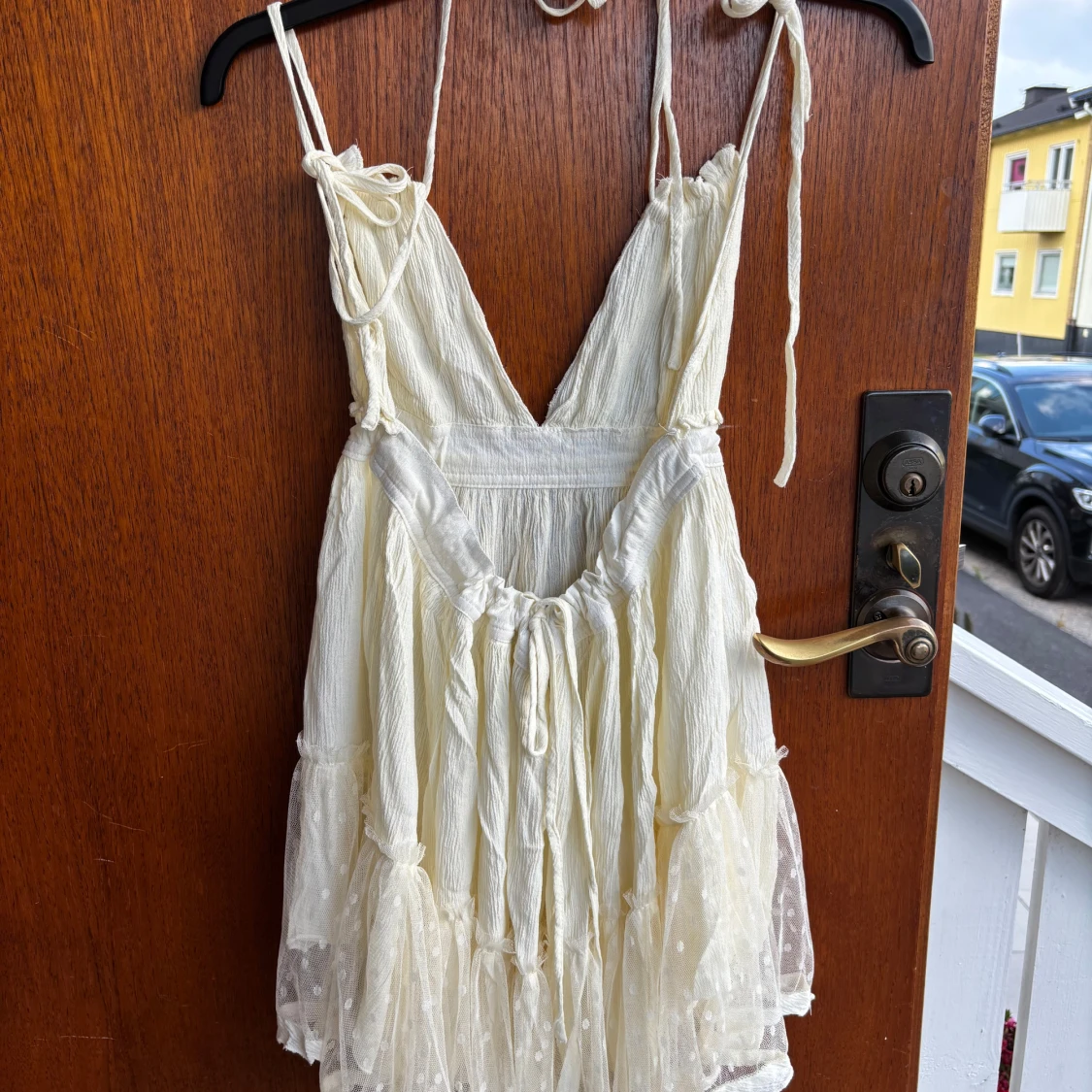 Vit kort sommarklänning med volang - 1