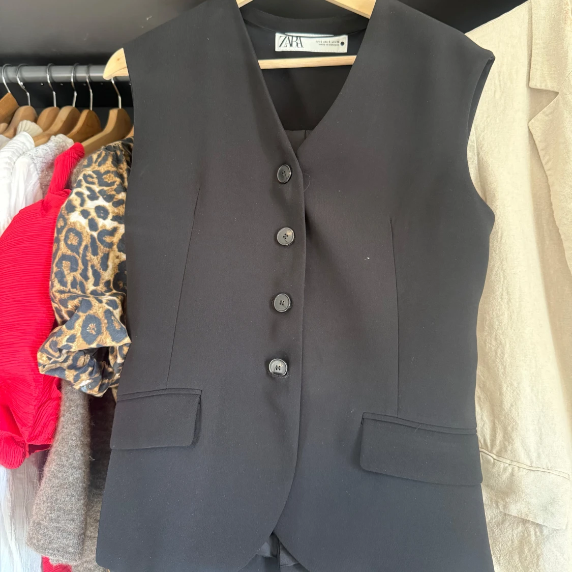 Svart väst från Zara med knappar
