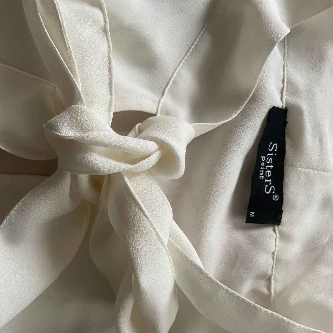 Vit ärmlös blus med knyt från Sisters Point - 1