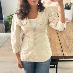 Avora beige jeans jacka - Använd 2 gånger, nypris 2000kr helt slutsåld💓🫶🏻