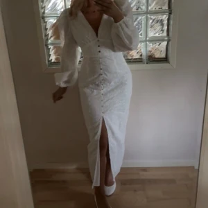 Klänning - Klänning från shein, liknar den från adoore. Har dock slitning vid knappen längst ner men inget som syns. Kommer ej till användning💞