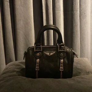 Zadig Voltaire sunny väska  - Zadig Voltaire sunny väska i storlek nano, super bra skick och är super fin. Passar till allt! Kom privat för frågor osv!❣️