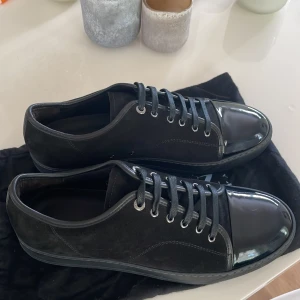 Svarta sneakers från Lanvin i mocka - Säljer nu mina lanvins som är i ny skick storlek:uk 10 eller storlek 44 ungefär skriv om för mer bilder priset kan vara prutbart i en viss mån. Det tillkommer bara en dustbag och skorna.